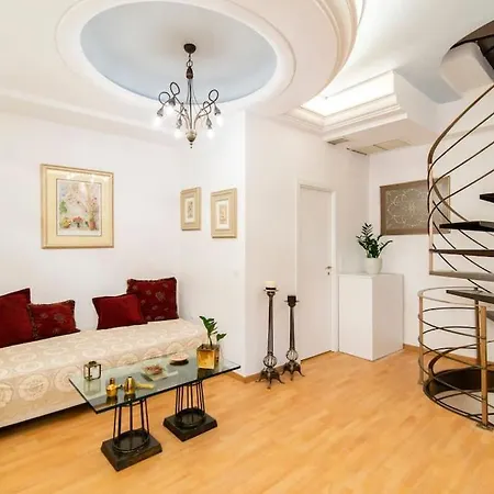 Traditional Vintage House Plaka, Center