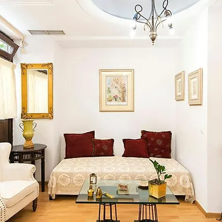 Traditional Vintage House Plaka, Center
